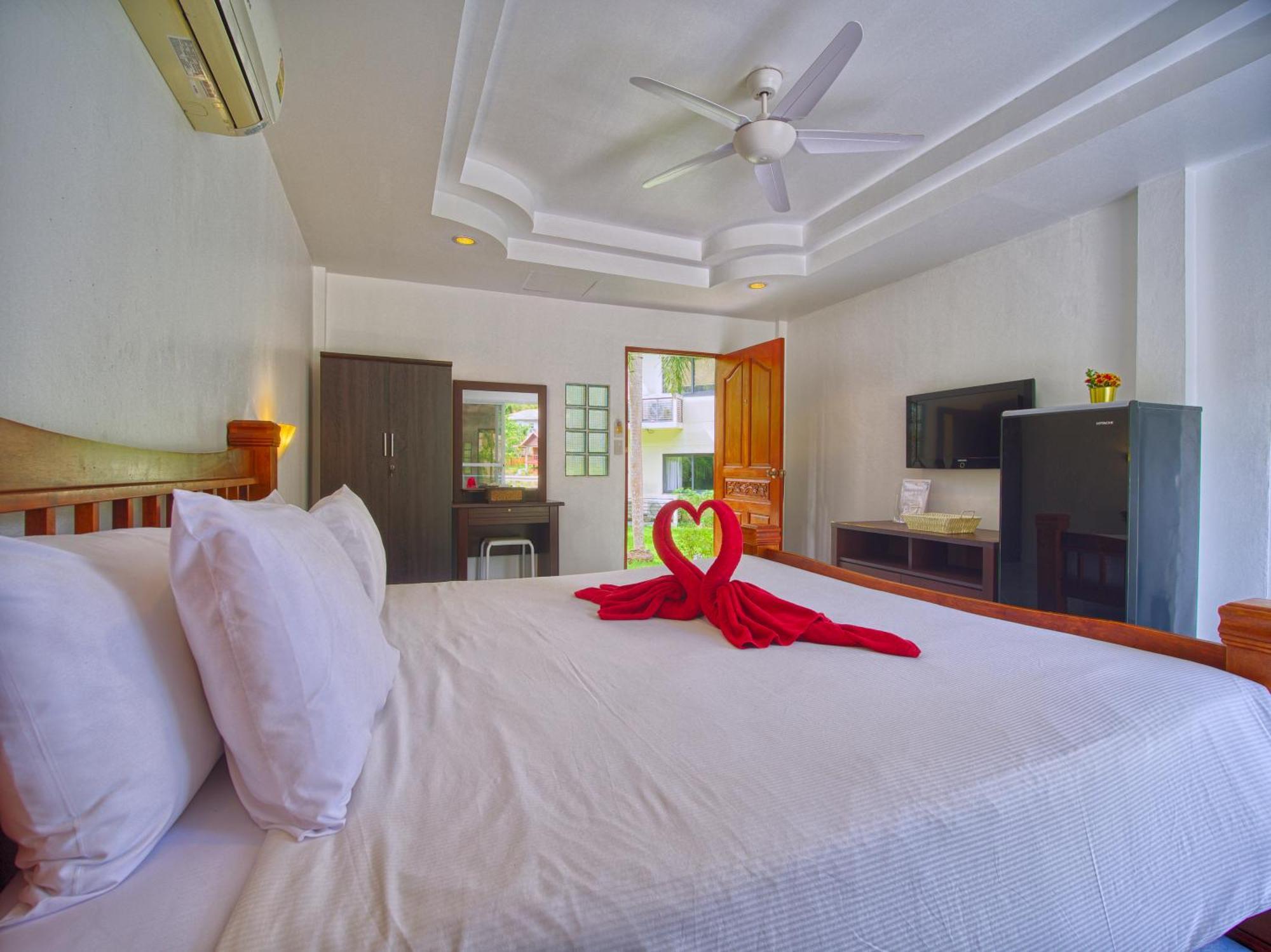 Serenity Lakeside Resort Kathu Exterior photo