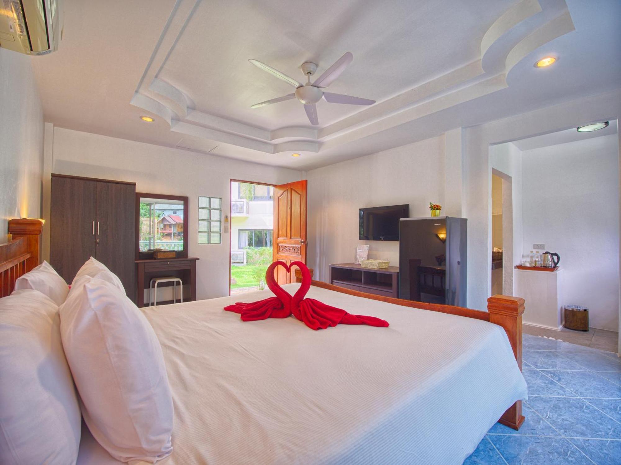 Serenity Lakeside Resort Kathu Exterior photo